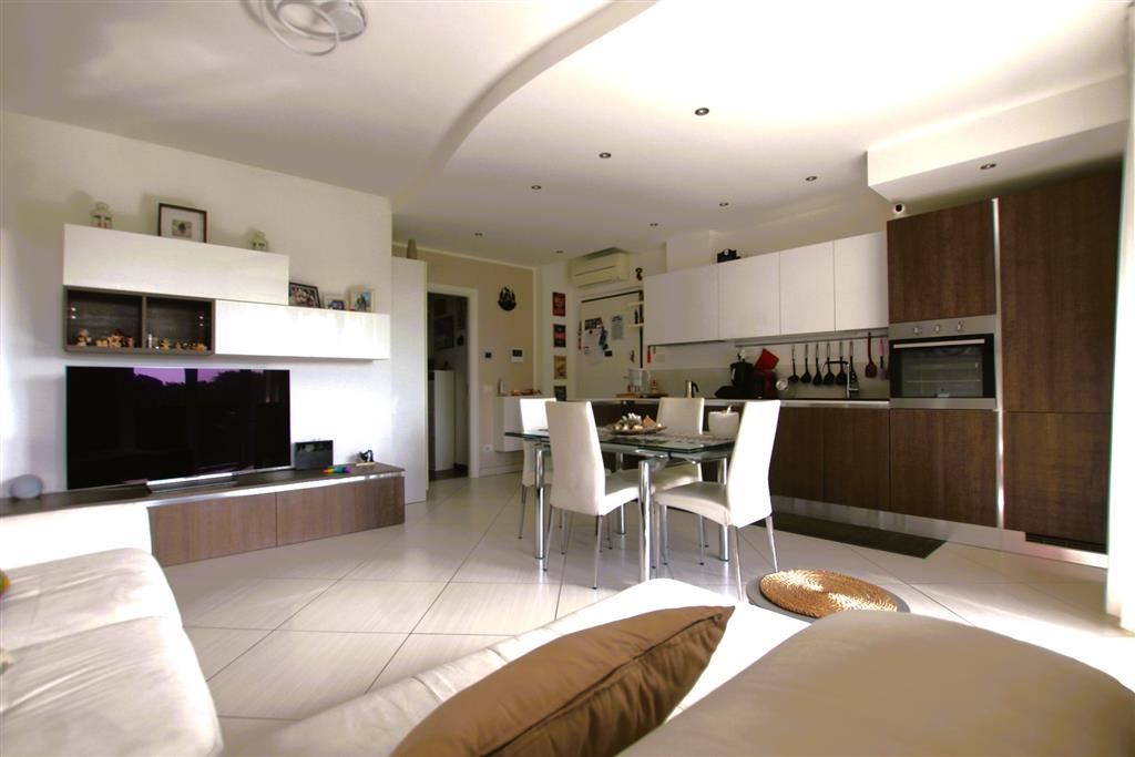 Trilocale con box in via agnesi 230, Desio