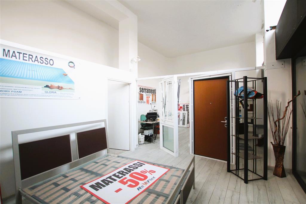 Negozio a basso consumo in via santa giovanna d'arco 196, Sesto San Giovanni