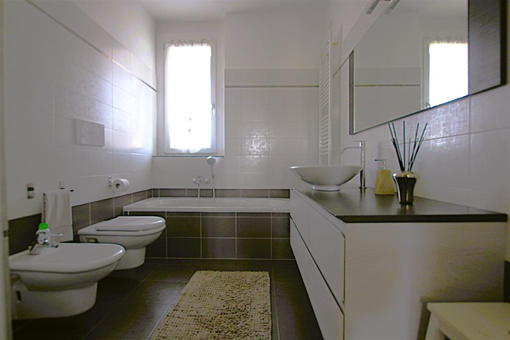 Trilocale con box in via agnesi 230, Desio