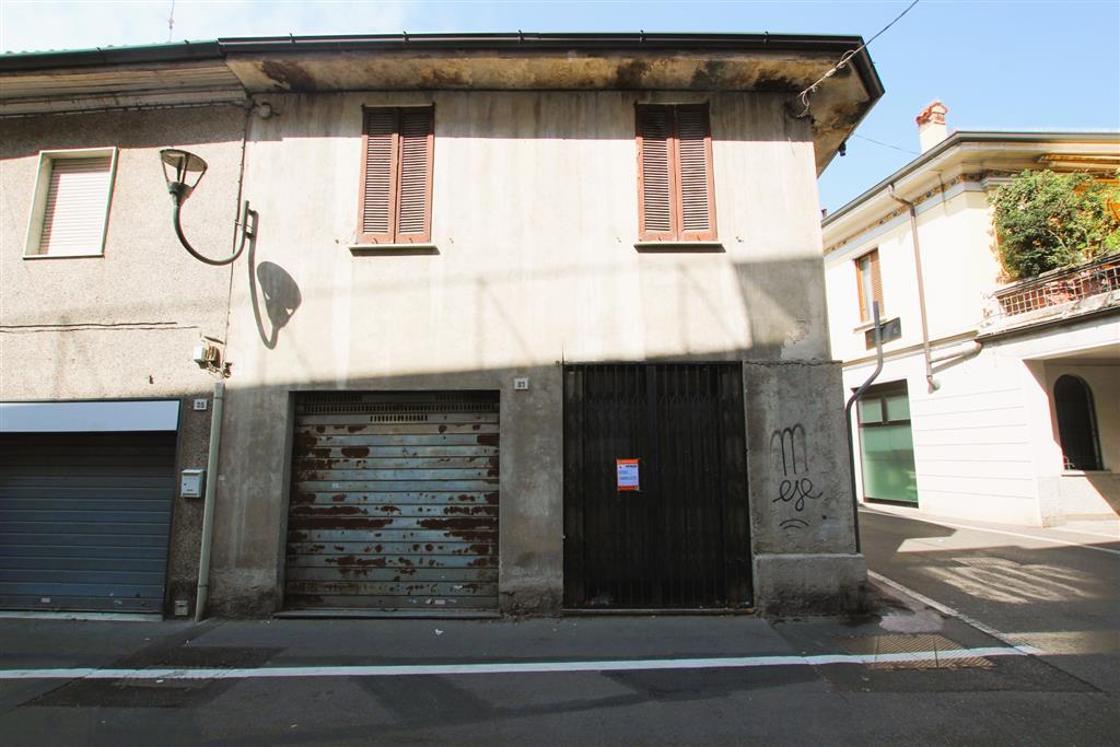 Stabile/Palazzo con giardino in via monte rosa 38, Melzo