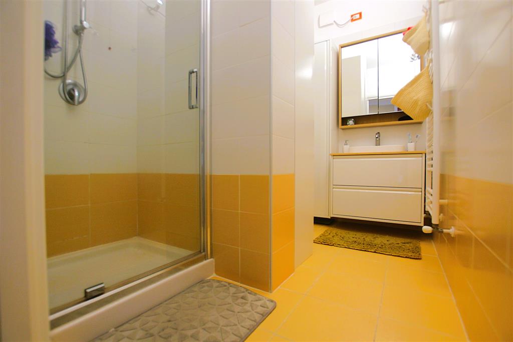 Trilocale con box in via agnesi 230, Desio