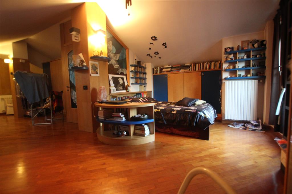 Appartamento con terrazzi in via forlanini 46, Desio