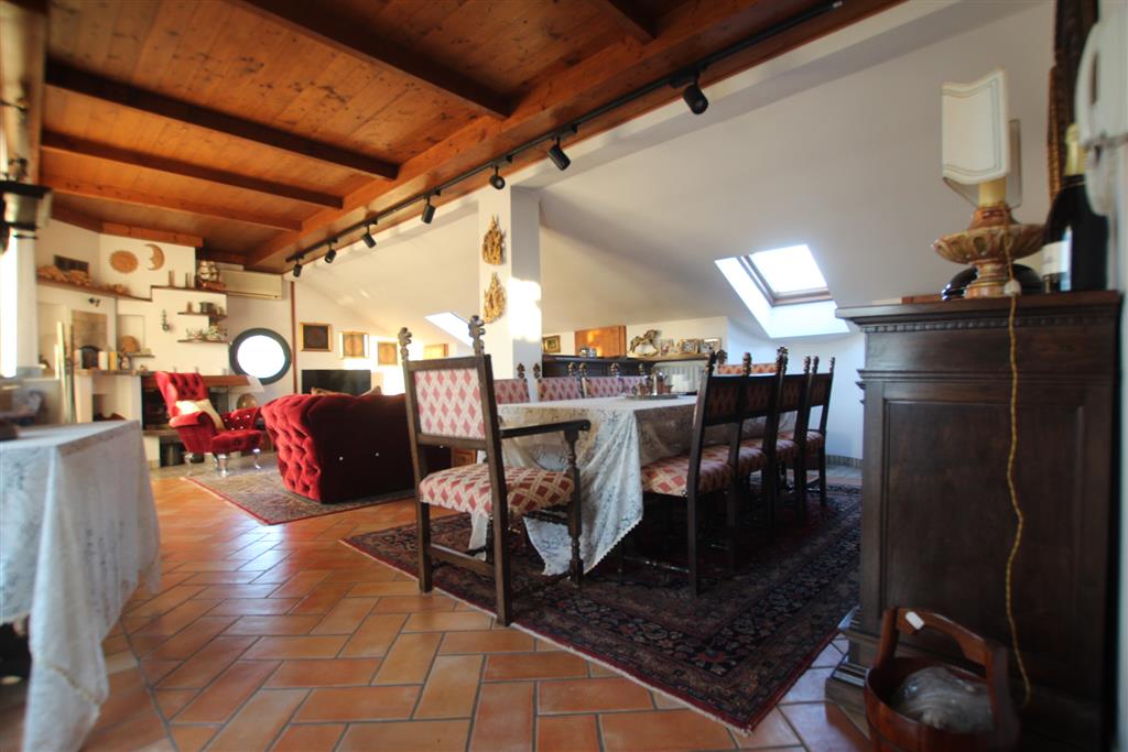 Appartamento con terrazzi in via forlanini 46, Desio