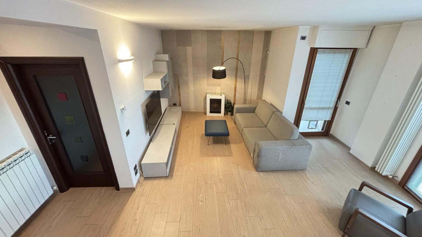 Attico con terrazzo a Cascina