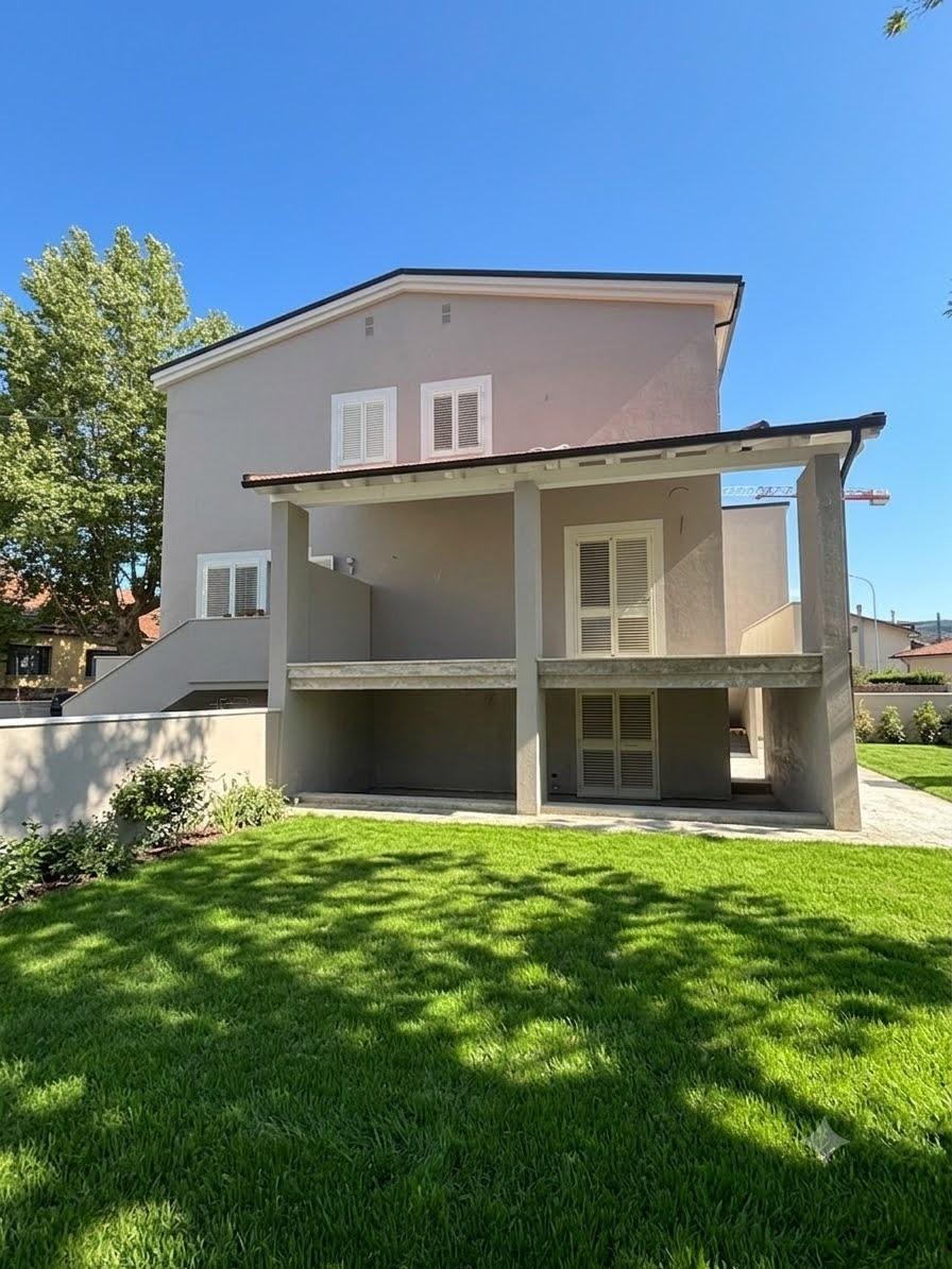Villa Trifamiliari con giardino a Cascina