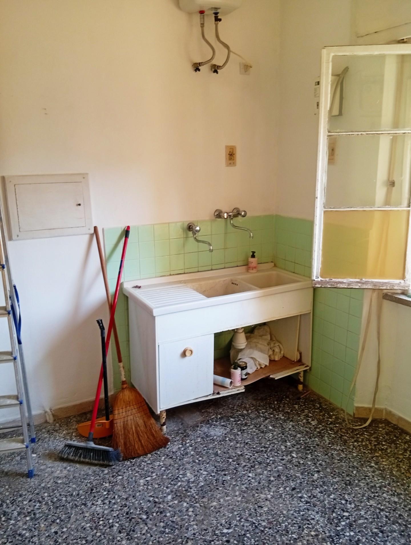 Trilocale da ristrutturare a Livorno