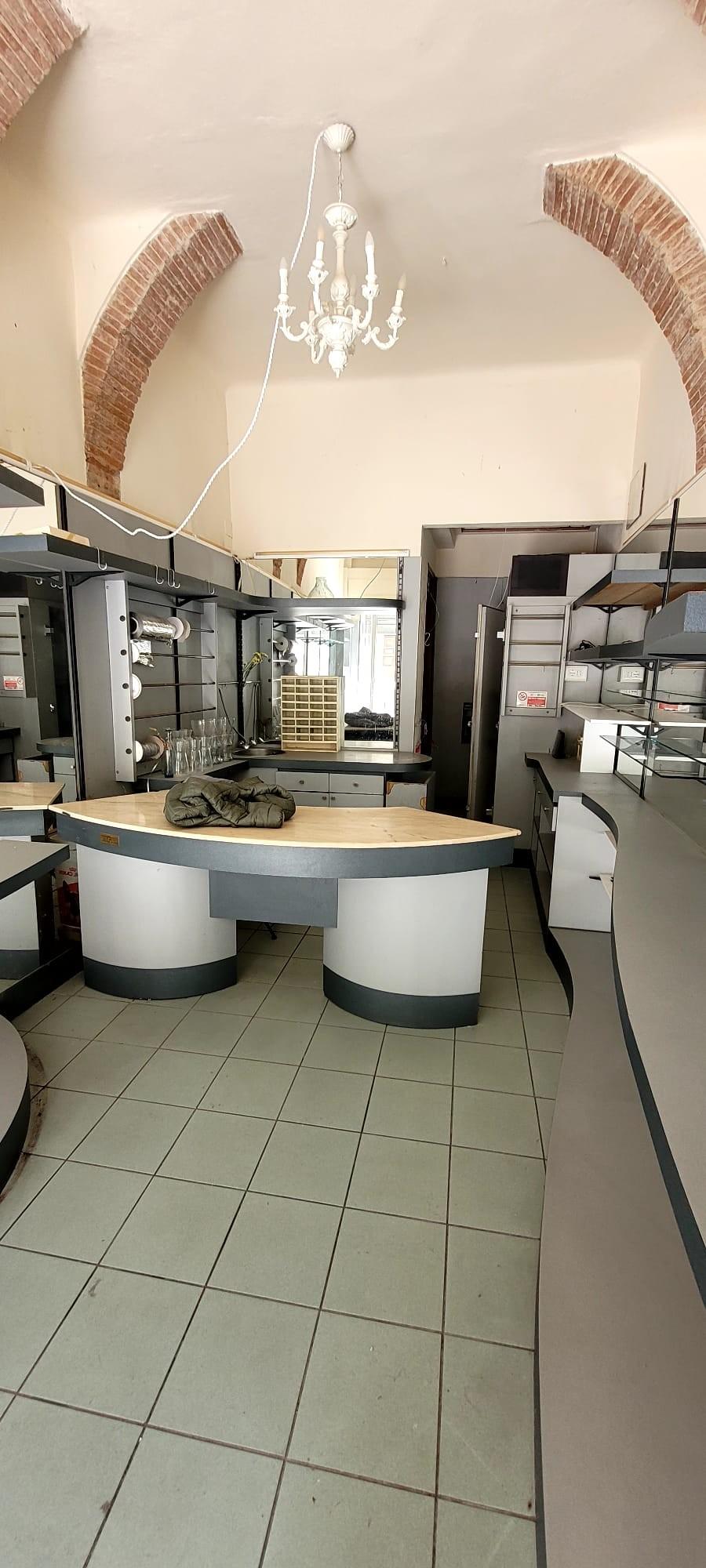 Negozio in affitto, Pisa santa maria