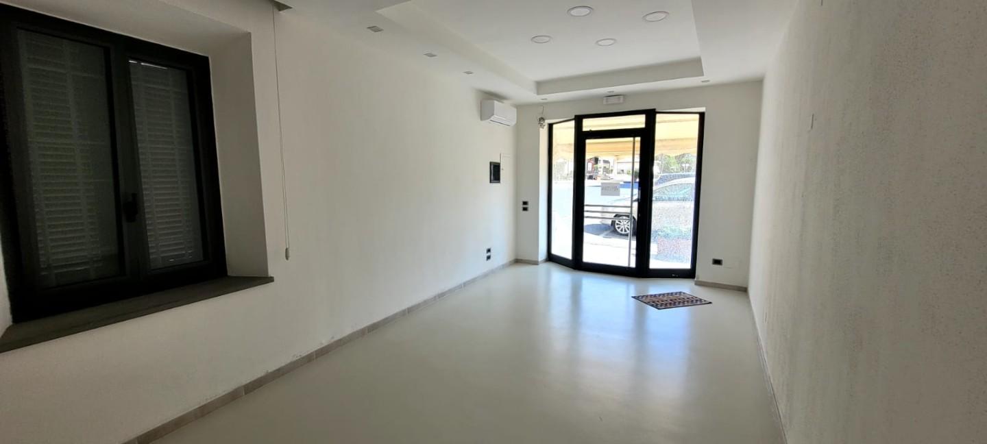 Locale commerciale in affitto a San Giuliano Terme