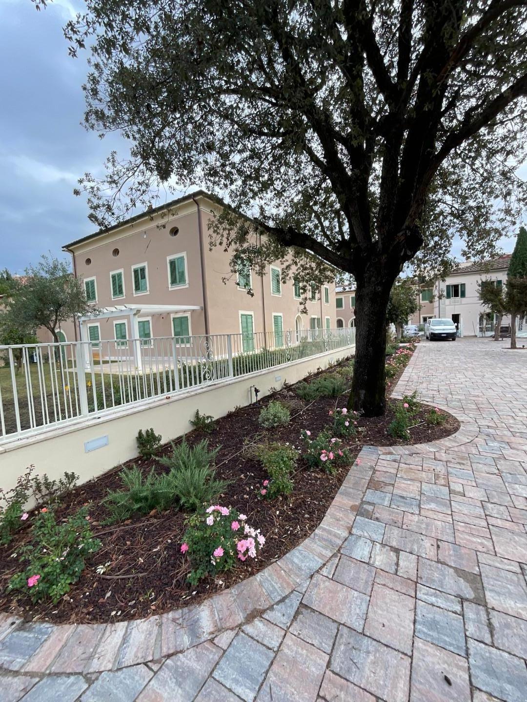 Stabile/Palazzo con giardino a Cascina