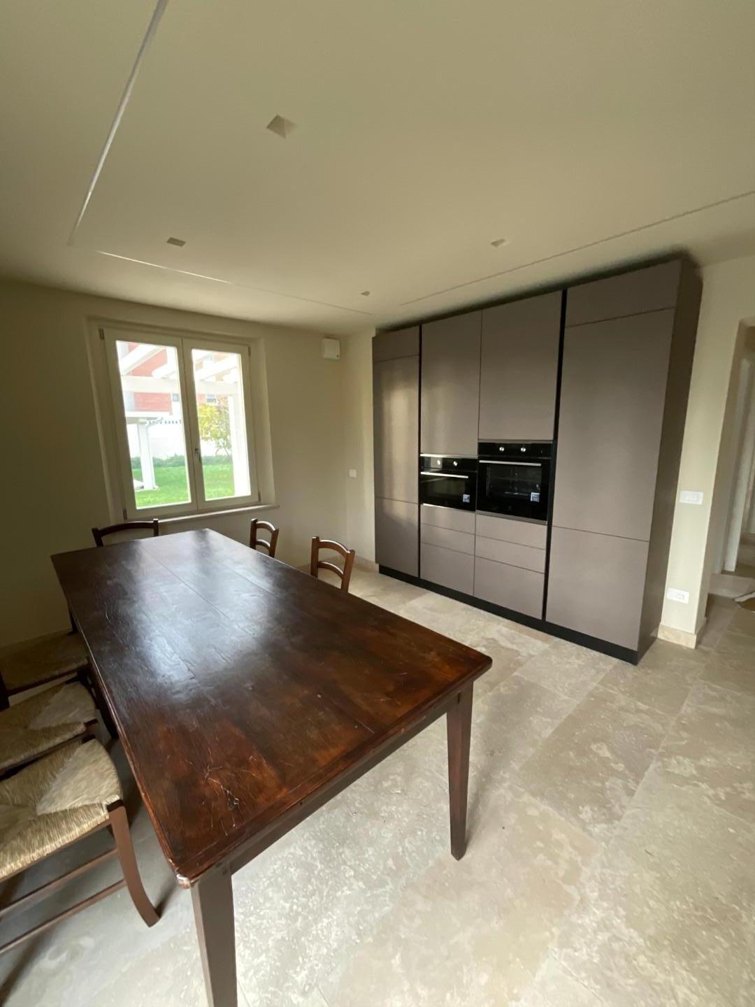 Stabile/Palazzo con giardino a Cascina