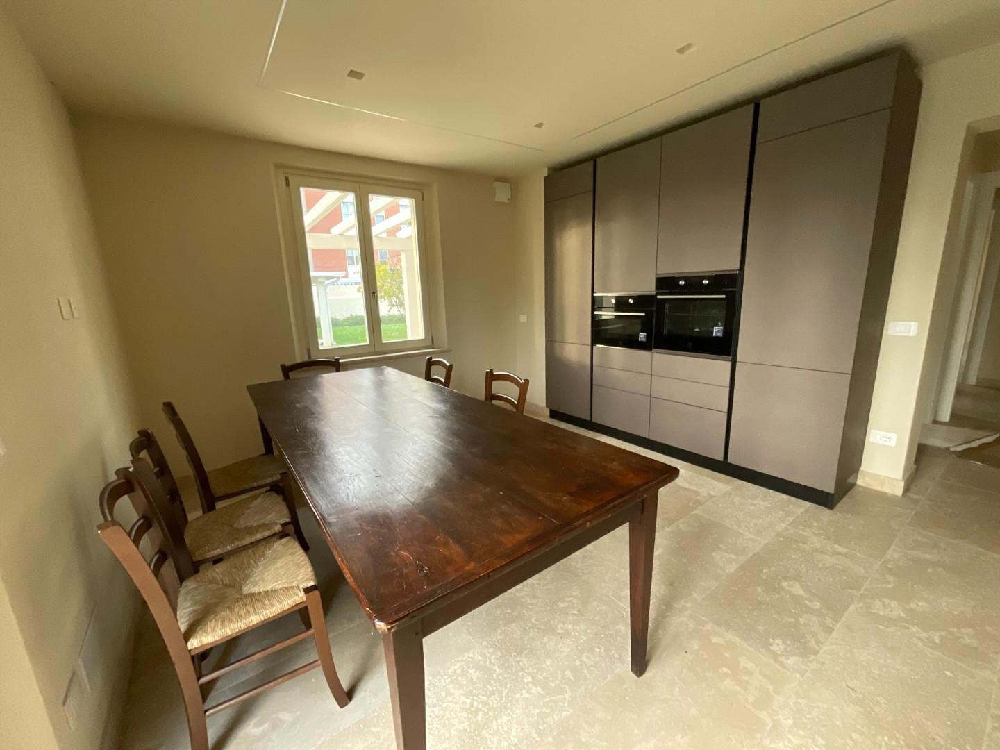 Stabile/Palazzo con giardino a Cascina