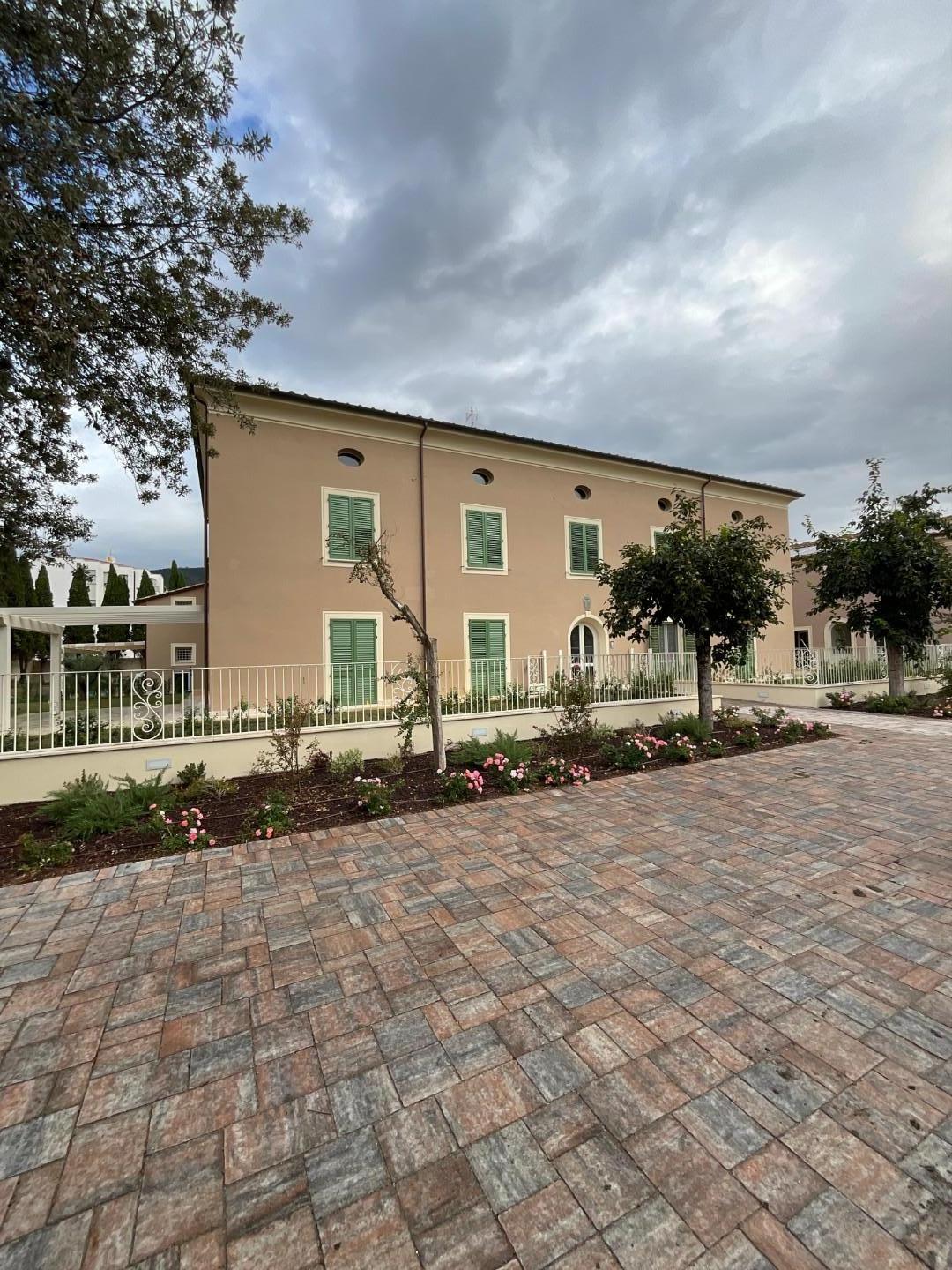 Stabile/Palazzo con giardino a Cascina