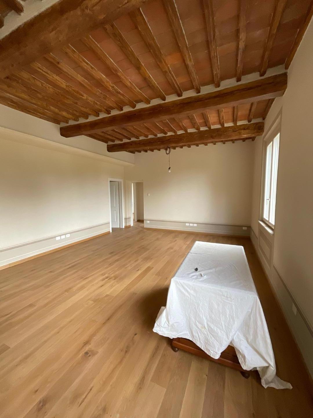 Stabile/Palazzo con giardino a Cascina