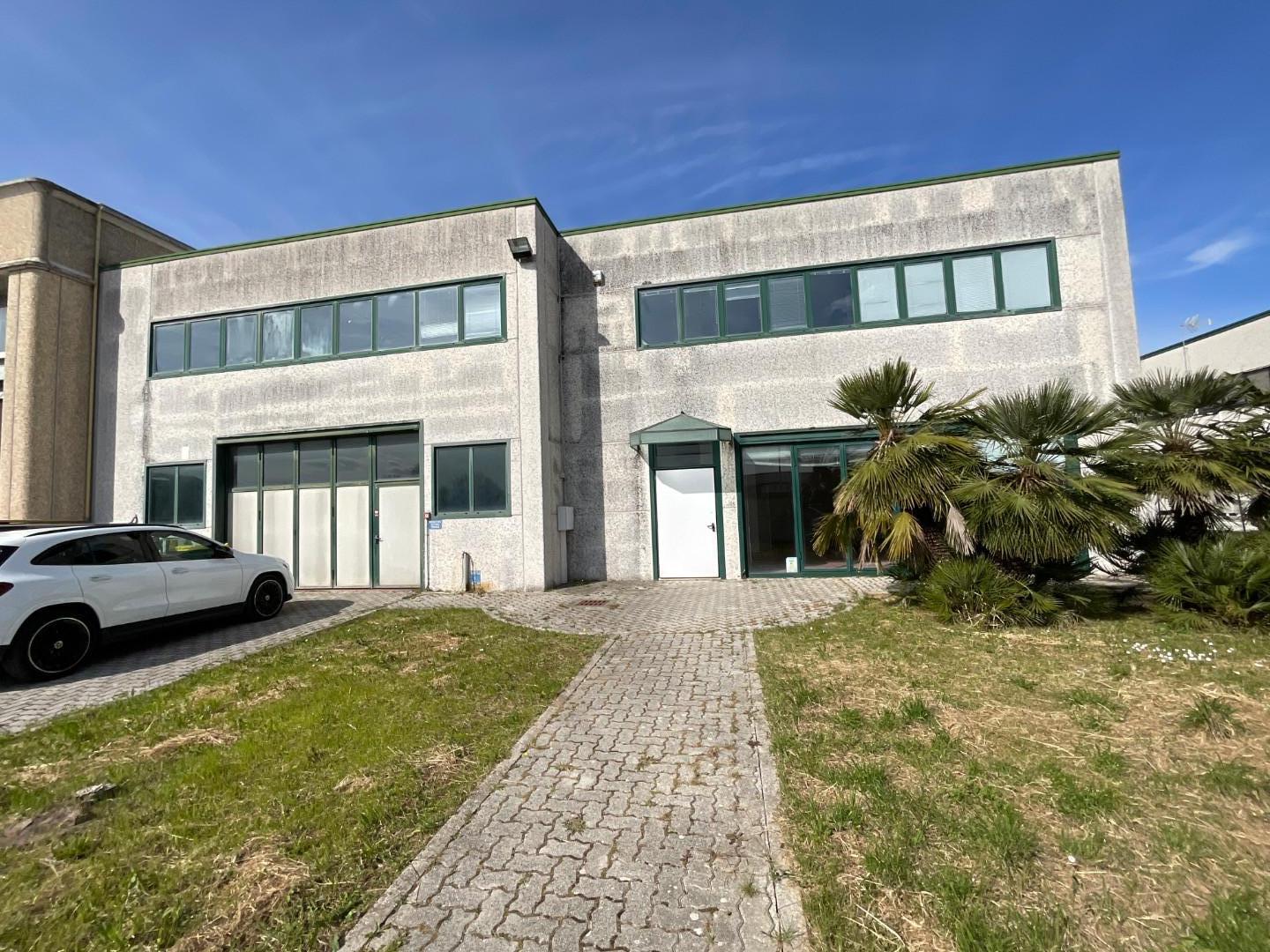 Capannone in affitto a Cascina