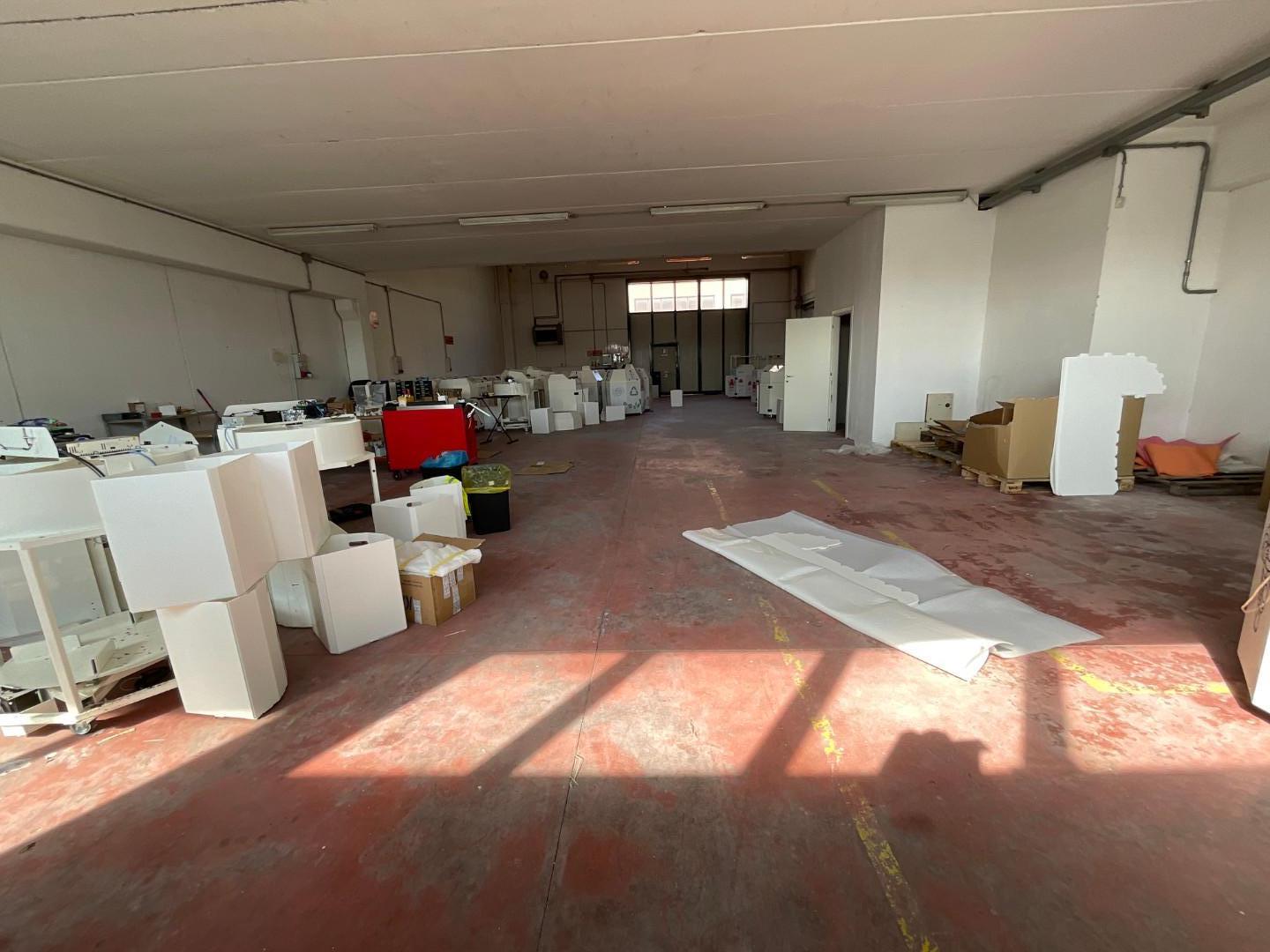 Capannone in affitto a Cascina