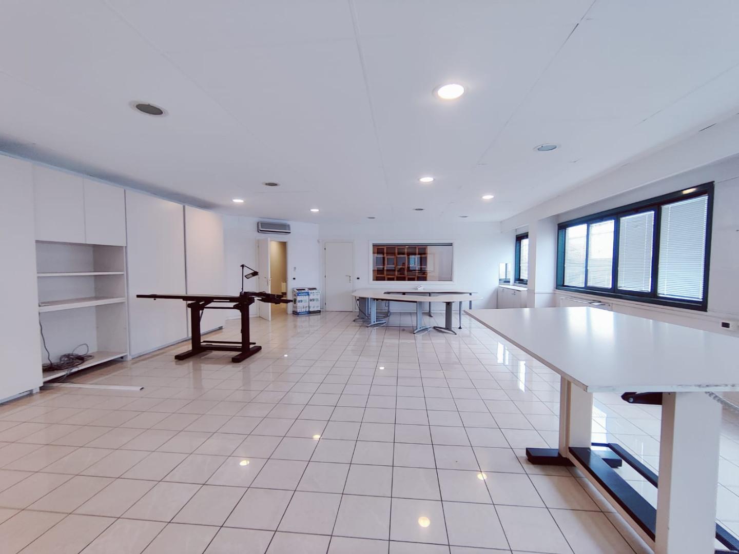 Ufficio in affitto a Cascina