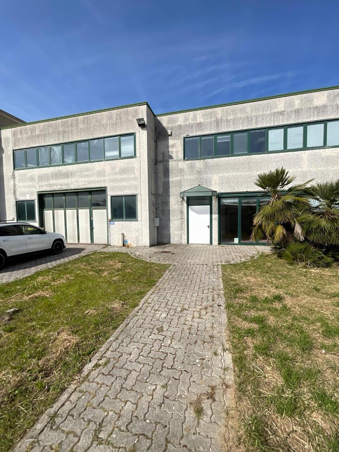 Capannone in affitto a Cascina