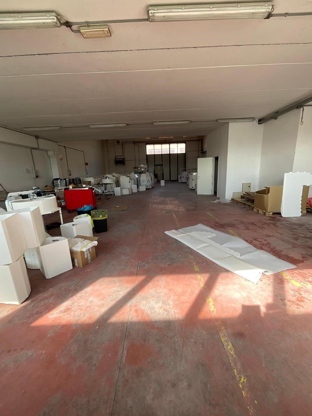 Capannone in affitto a Cascina