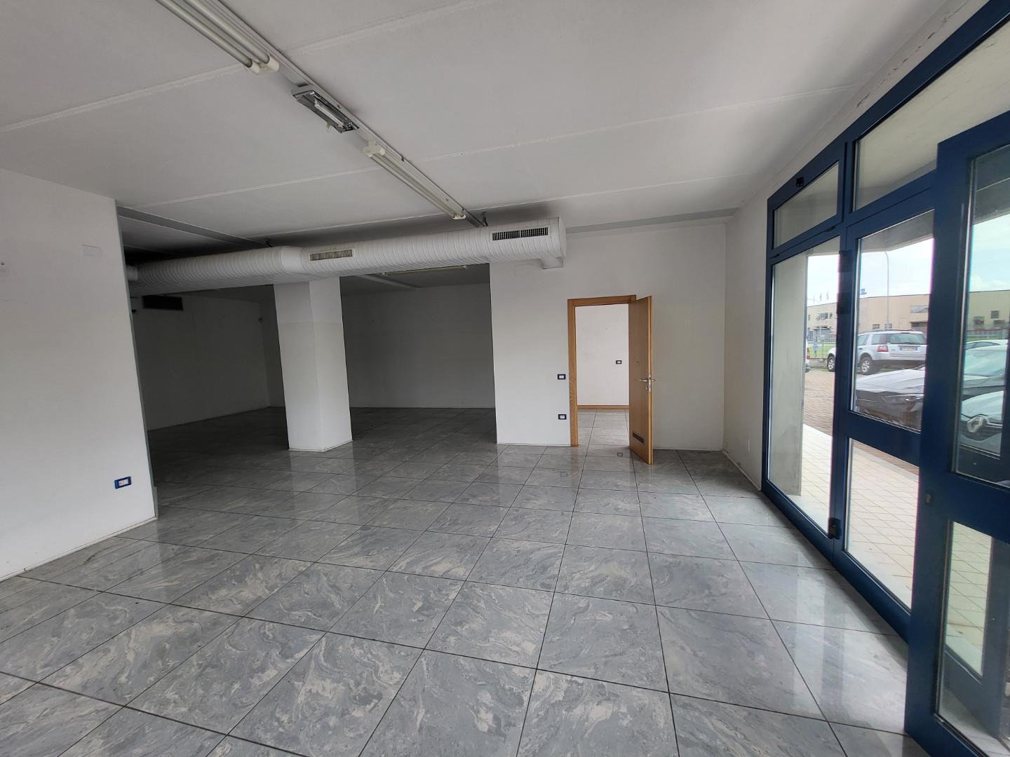 Locale commerciale in affitto, Calcinaia fornacette