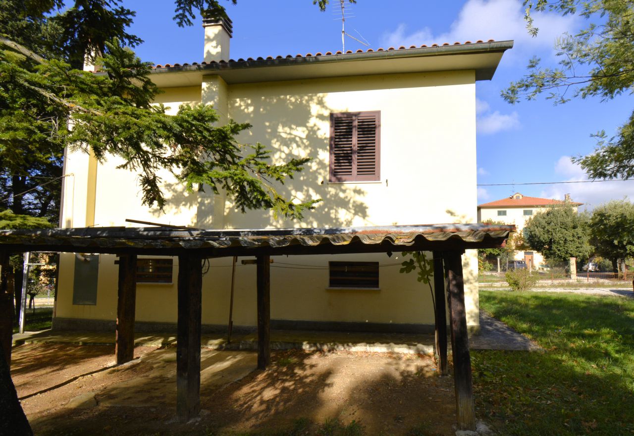 Villa con giardino a Civitella in Val di Chiana