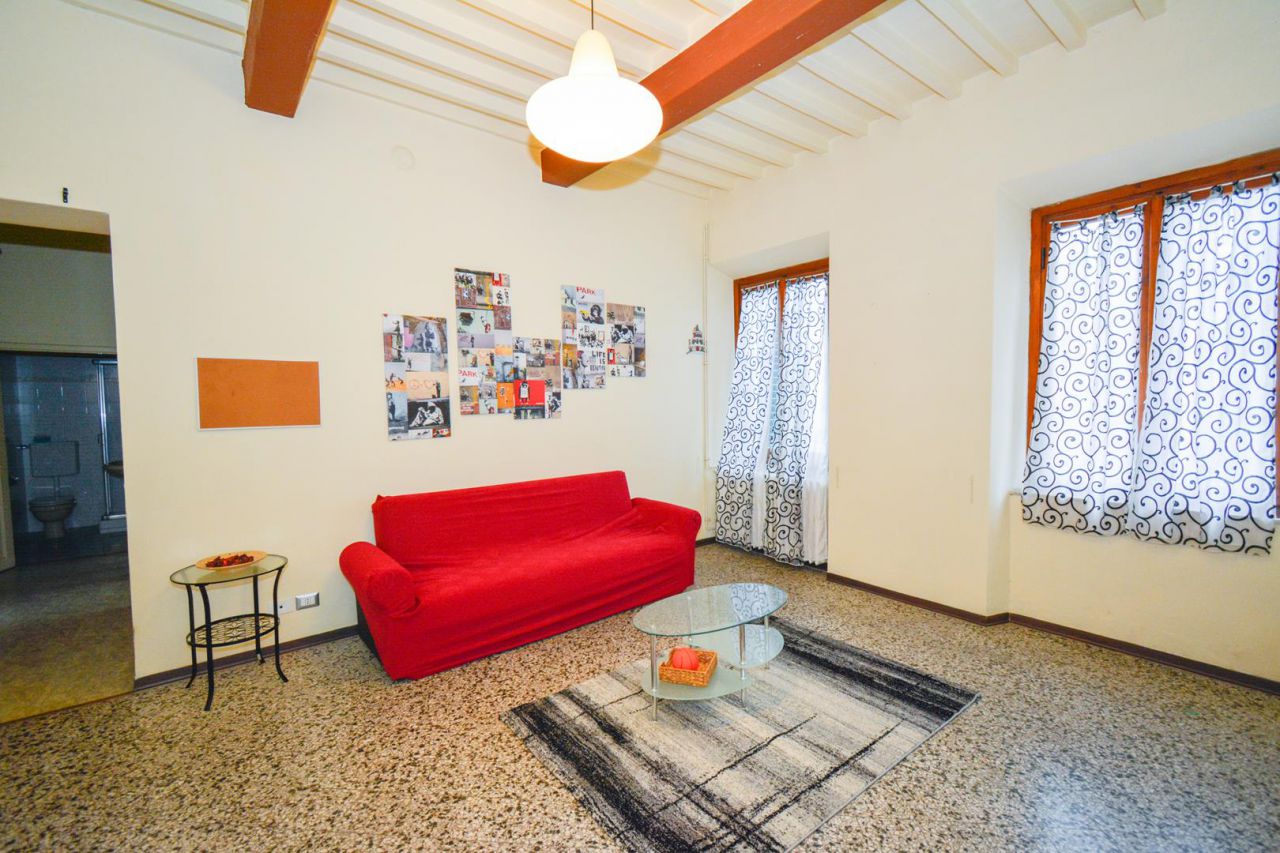 Trilocale arredato in affitto in via garibaldi, Arezzo