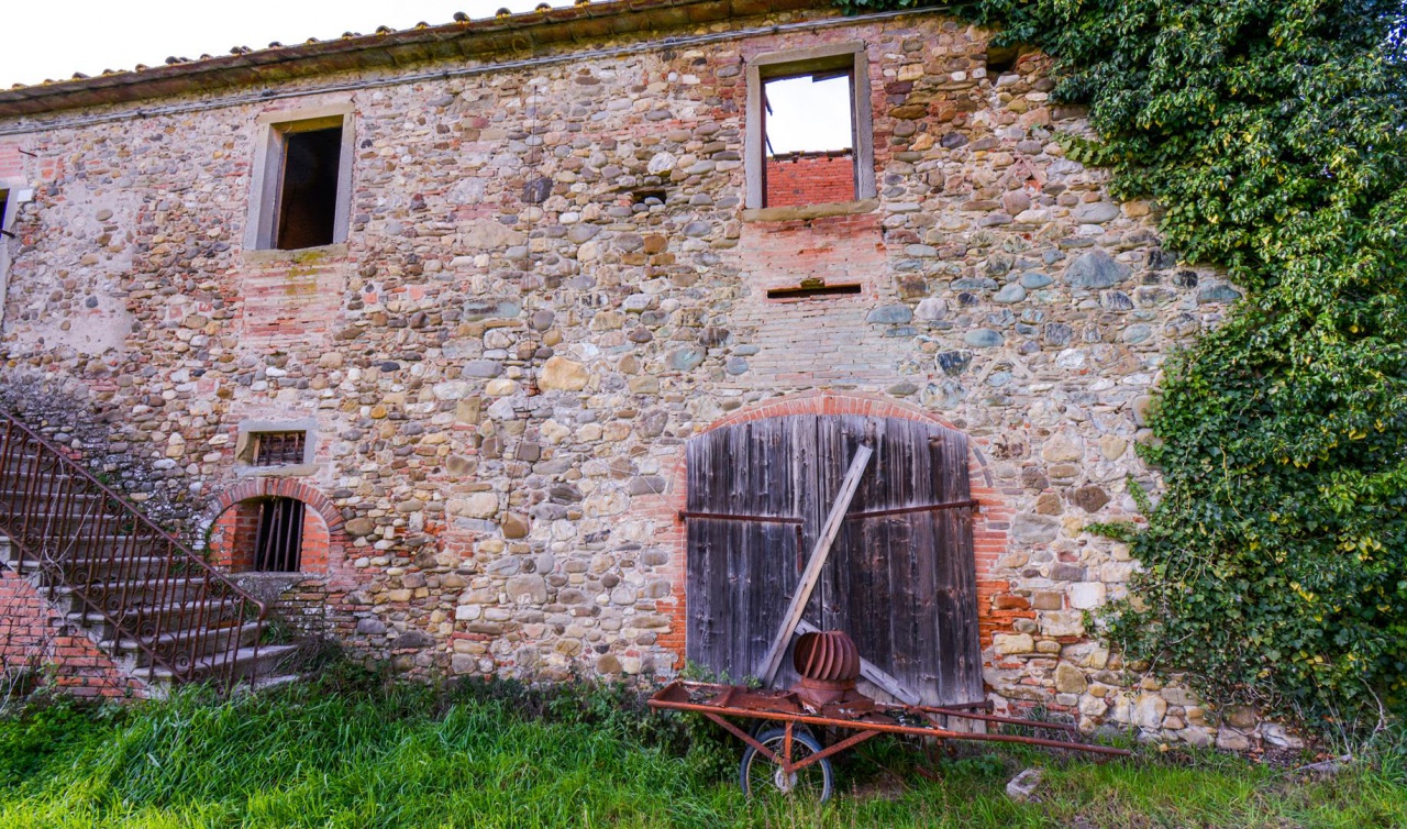 Rustico da ristrutturare in via setteponti, Arezzo