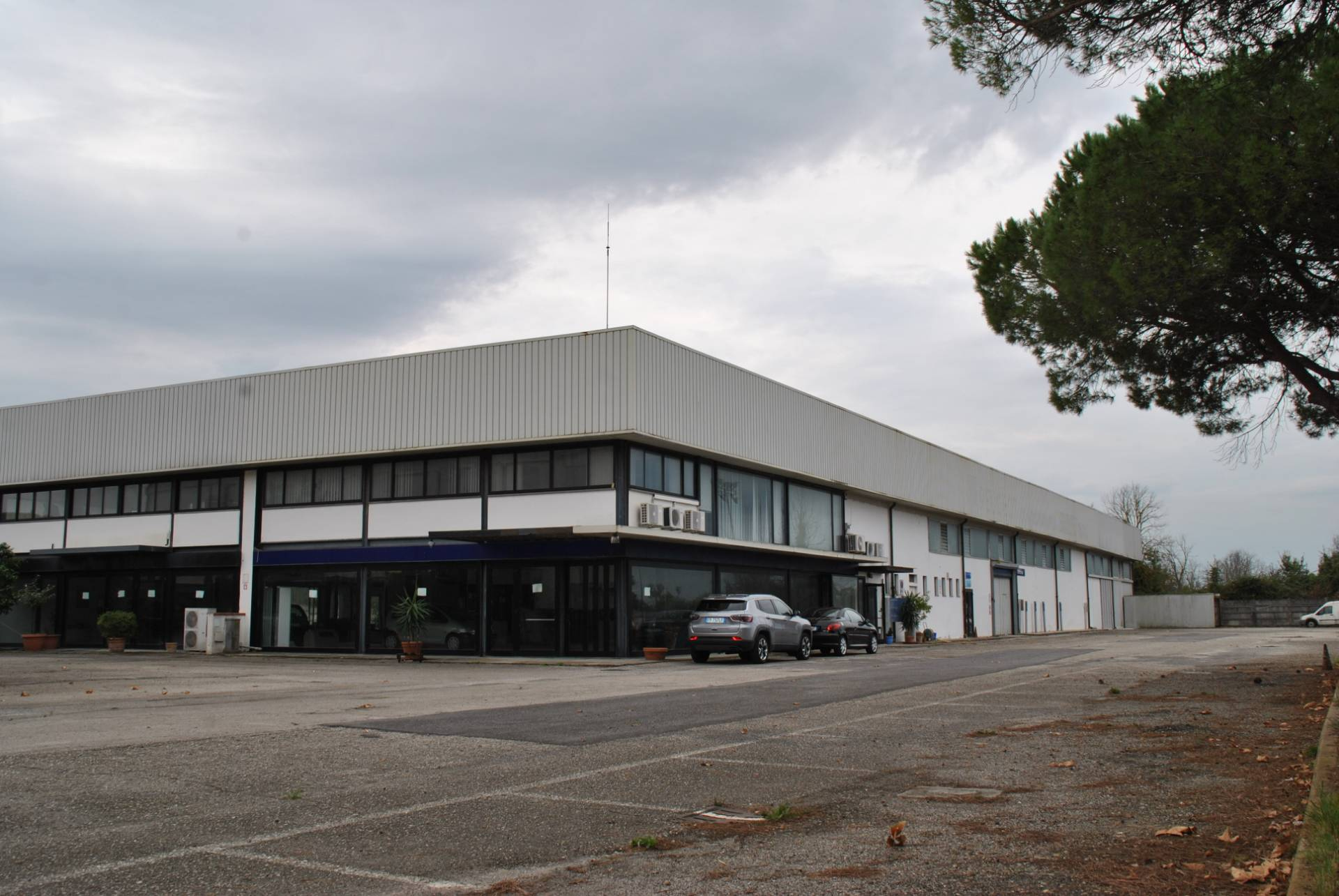 Locale commerciale in vendita a San Giuliano Terme