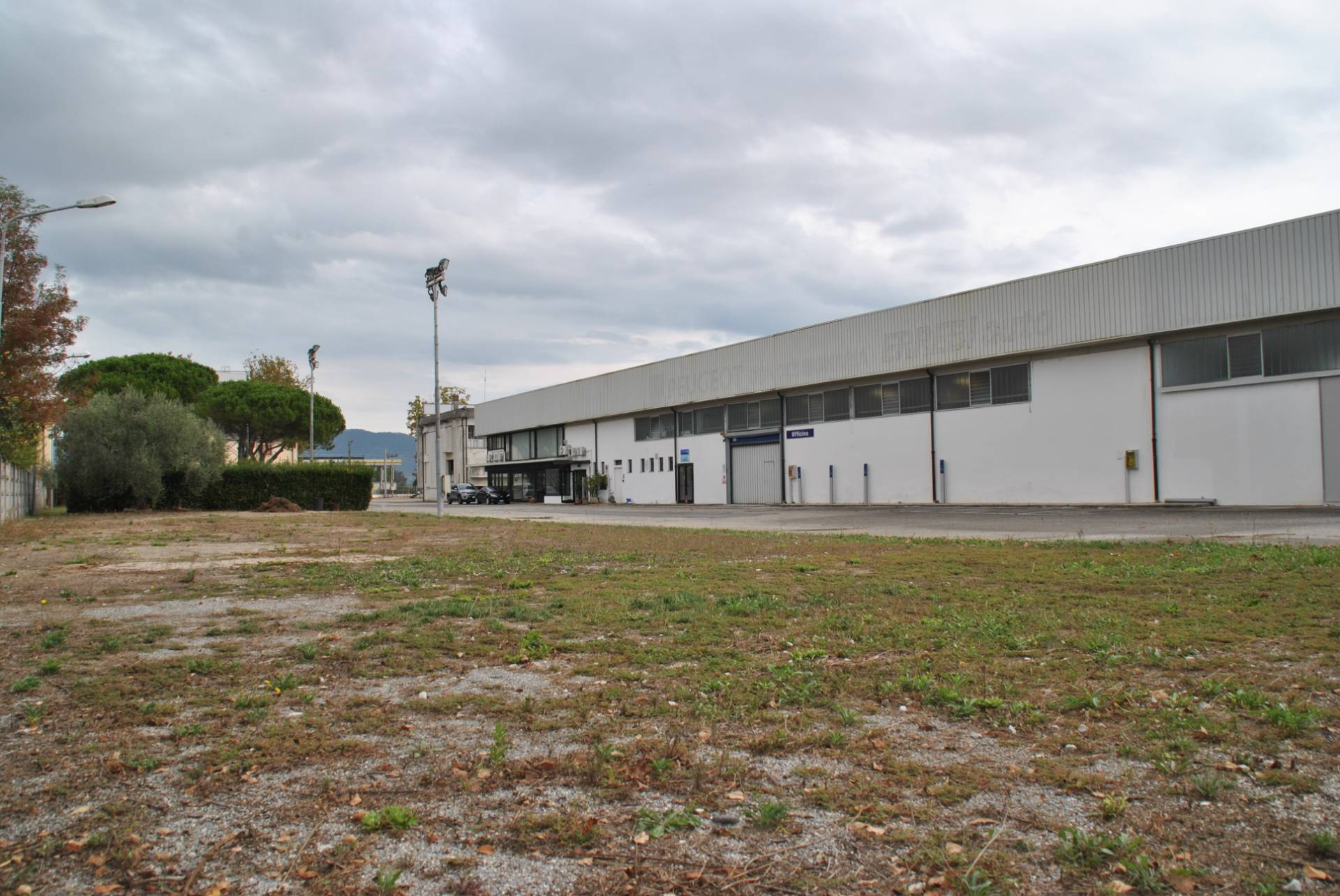 Locale commerciale in vendita a San Giuliano Terme