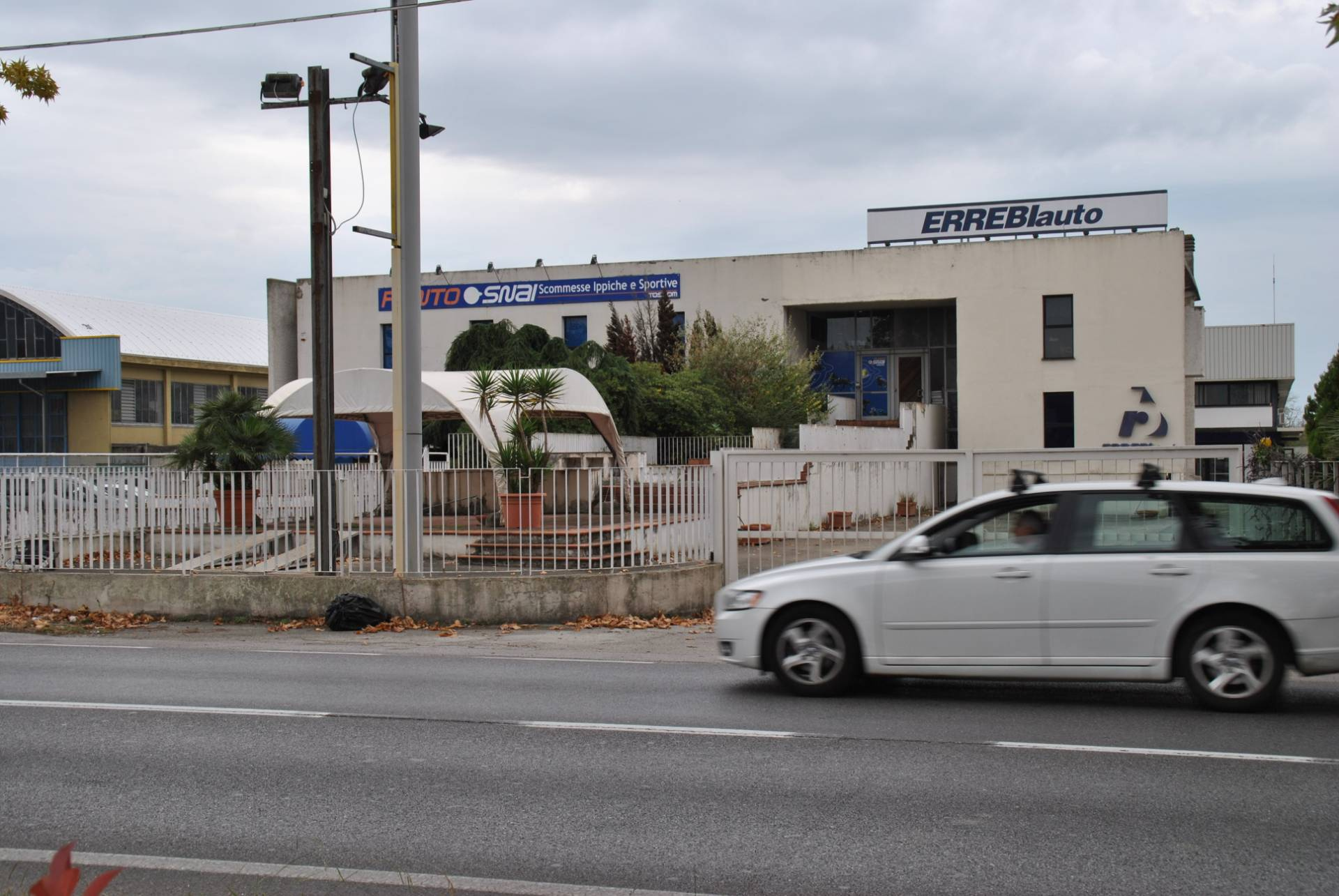Locale commerciale in vendita a San Giuliano Terme
