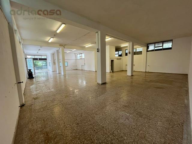 Locale commerciale in affitto a Riccione