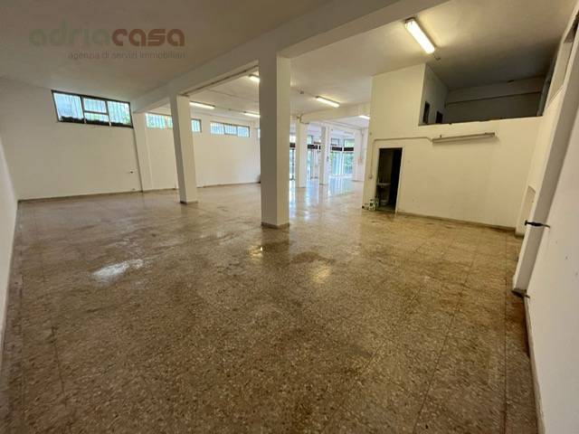 Locale commerciale in affitto a Riccione