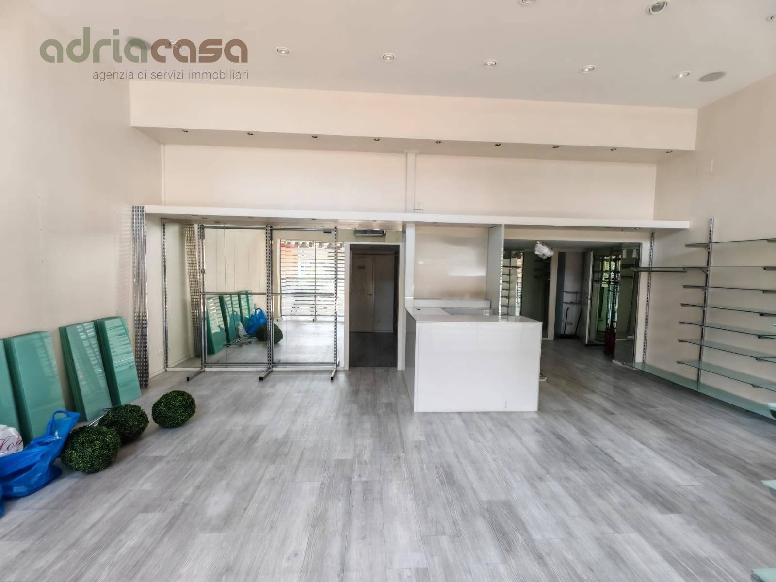 Locale commerciale in affitto a Riccione