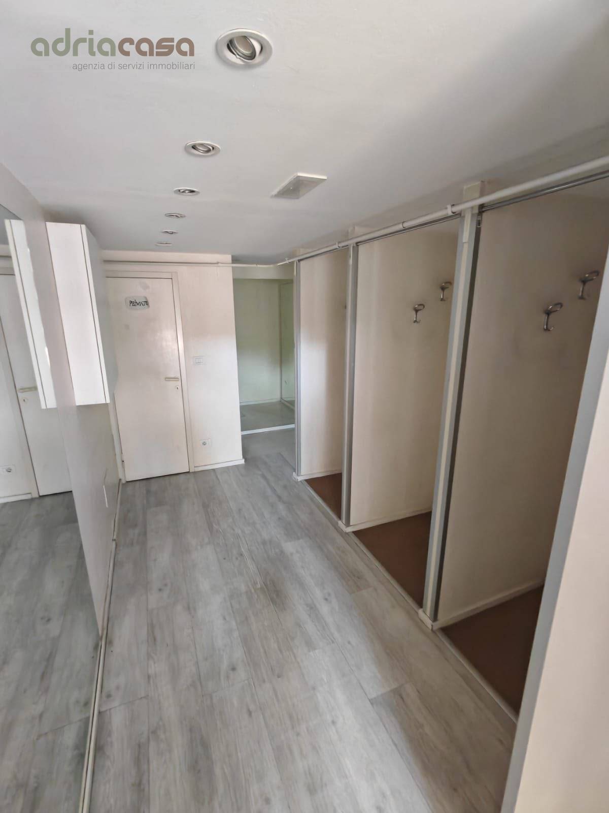 Locale commerciale in affitto a Riccione