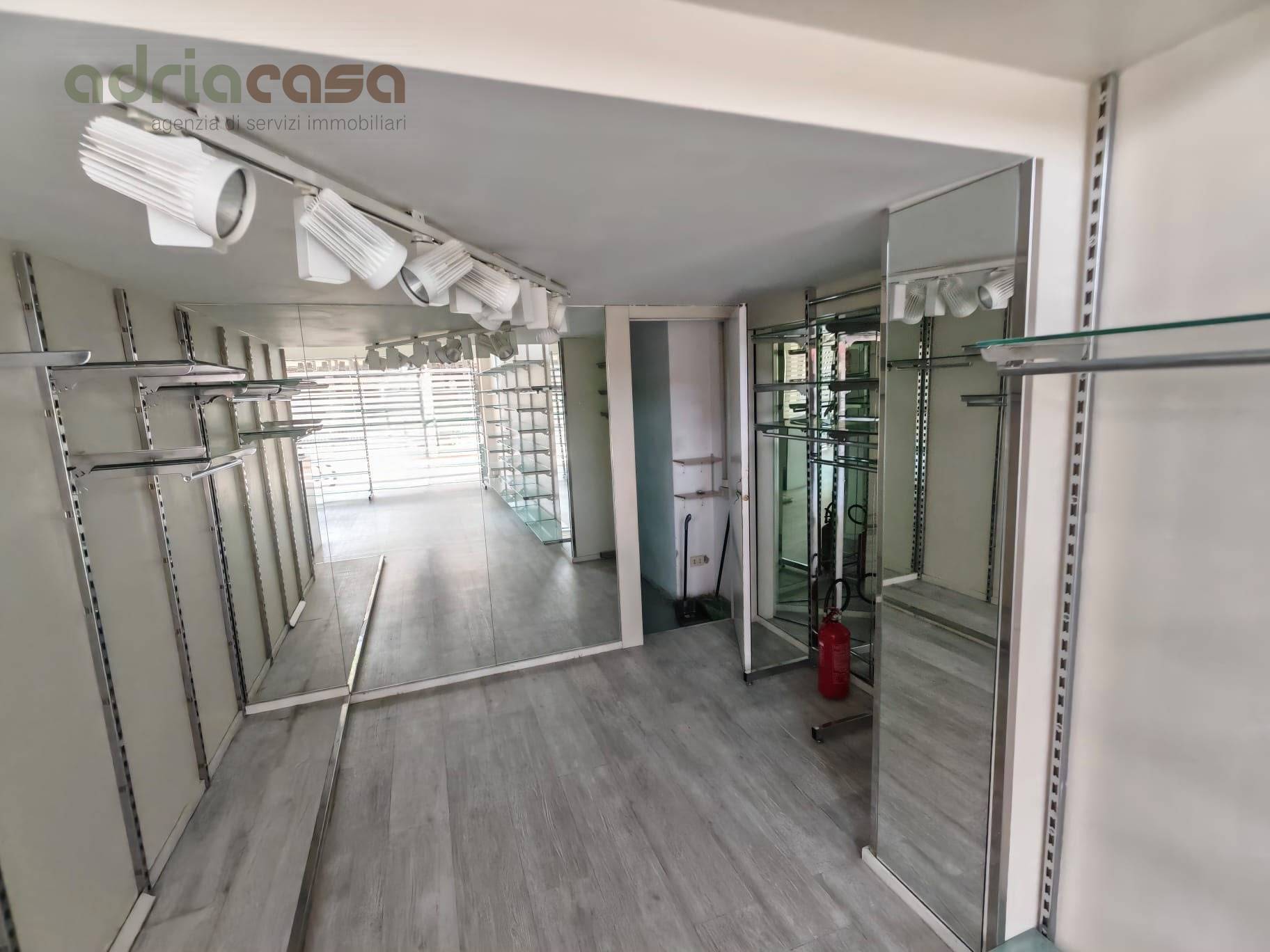 Locale commerciale in affitto a Riccione