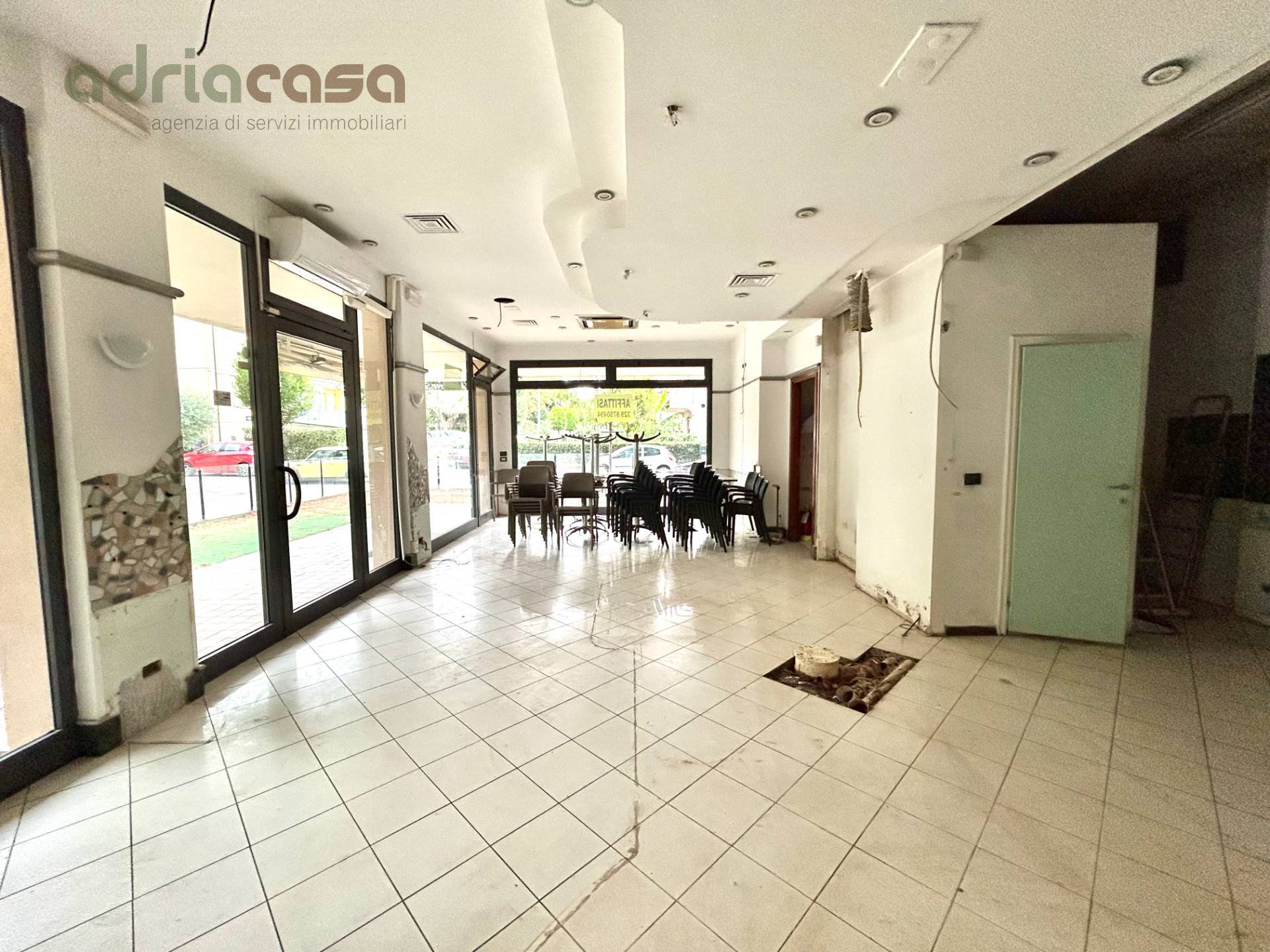 Locale commerciale in affitto a Riccione