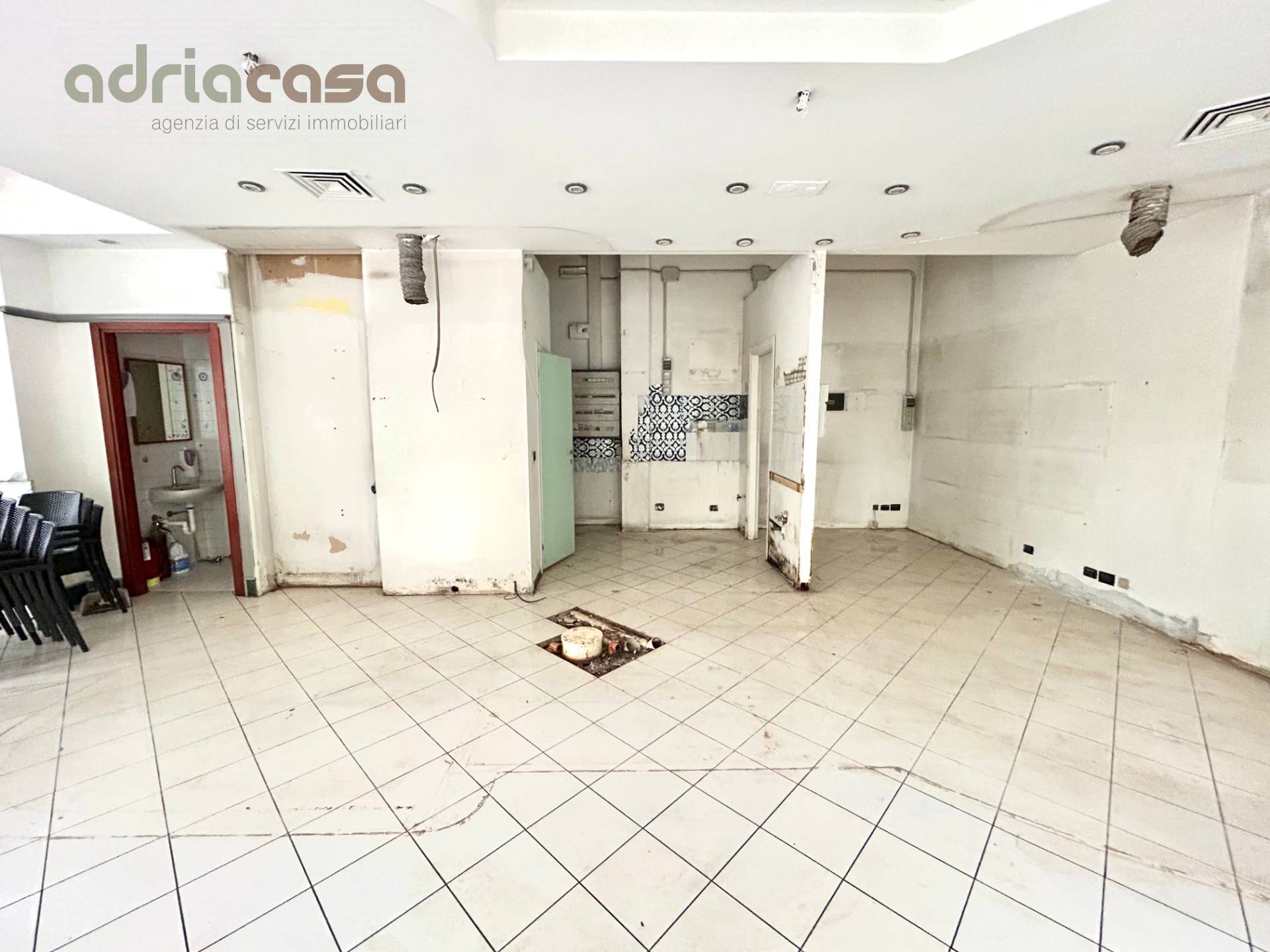 Locale commerciale in affitto a Riccione