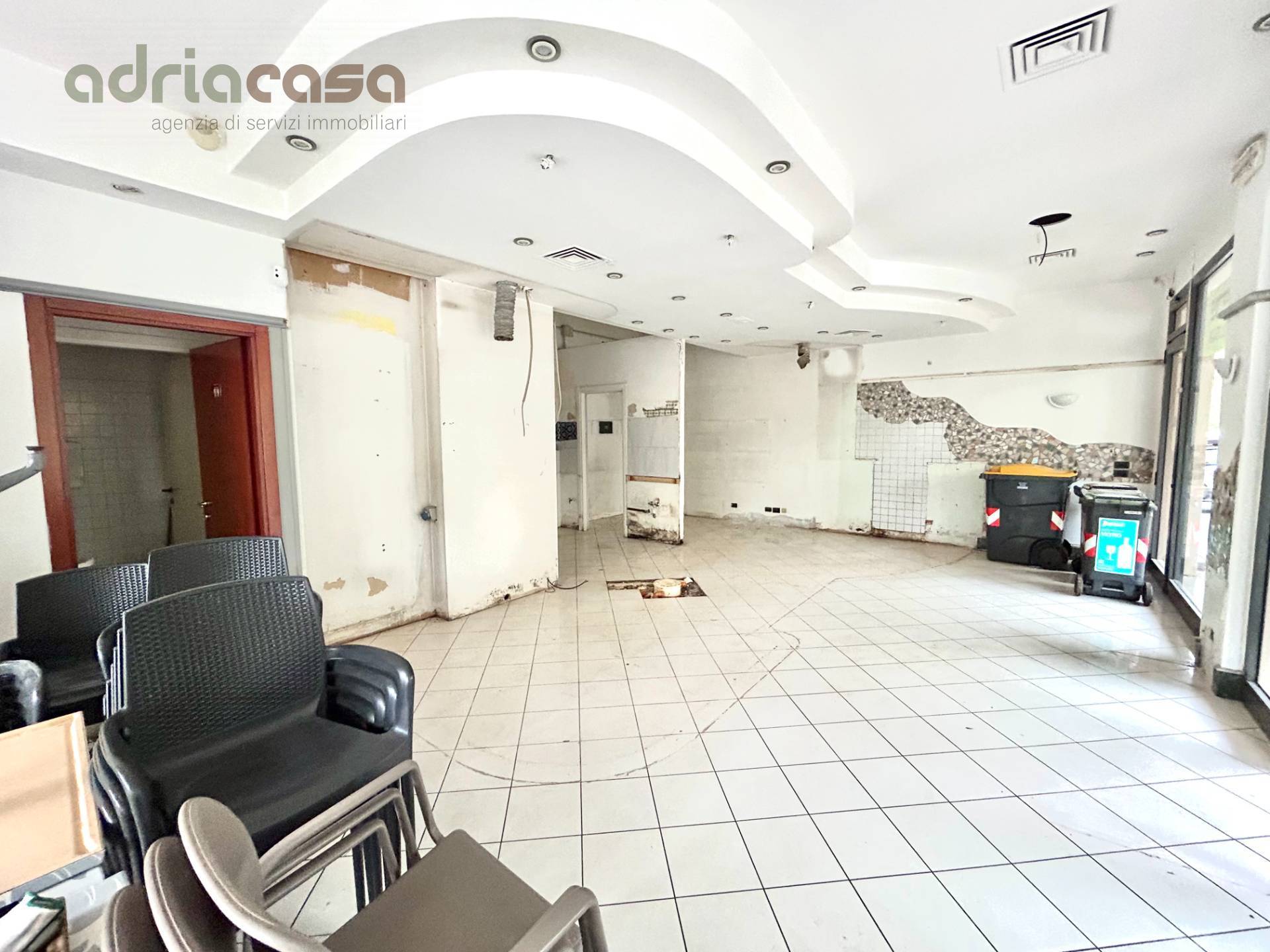 Locale commerciale in affitto a Riccione
