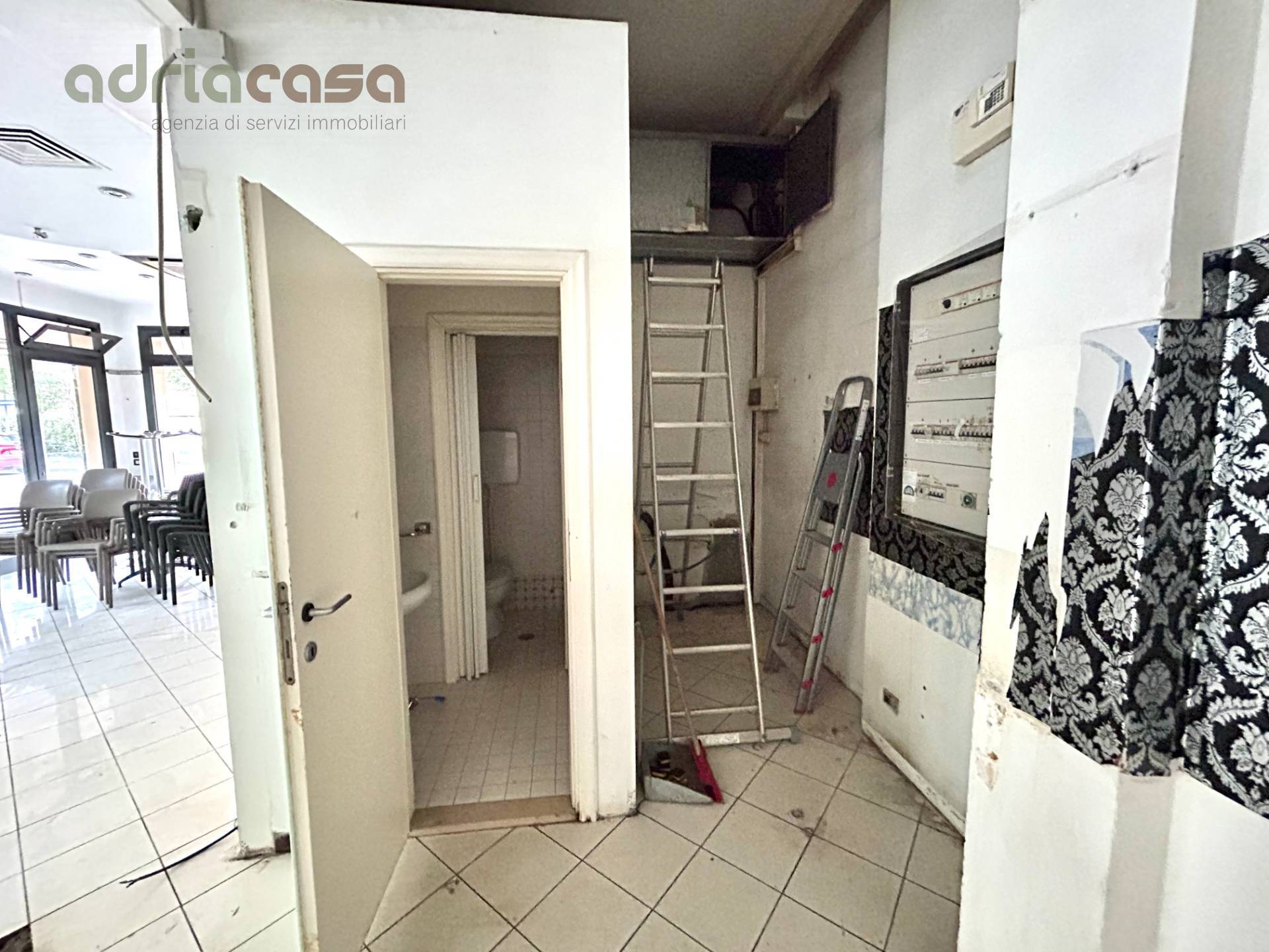 Locale commerciale in affitto a Riccione