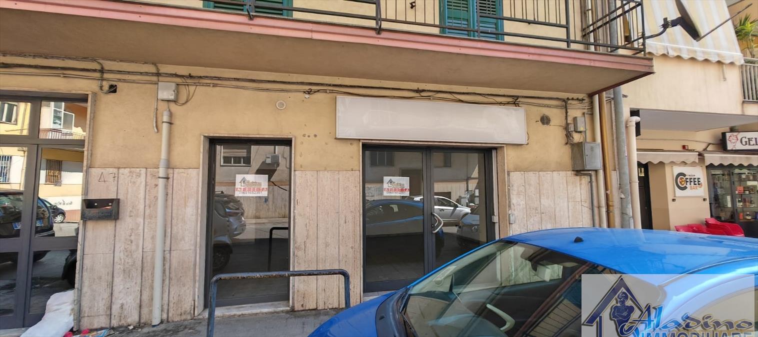 Locale commerciale in affitto in via lia, Reggio Calabria