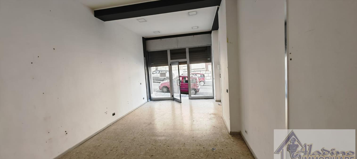 Locale commerciale in vendita in via osanna, Reggio Calabria
