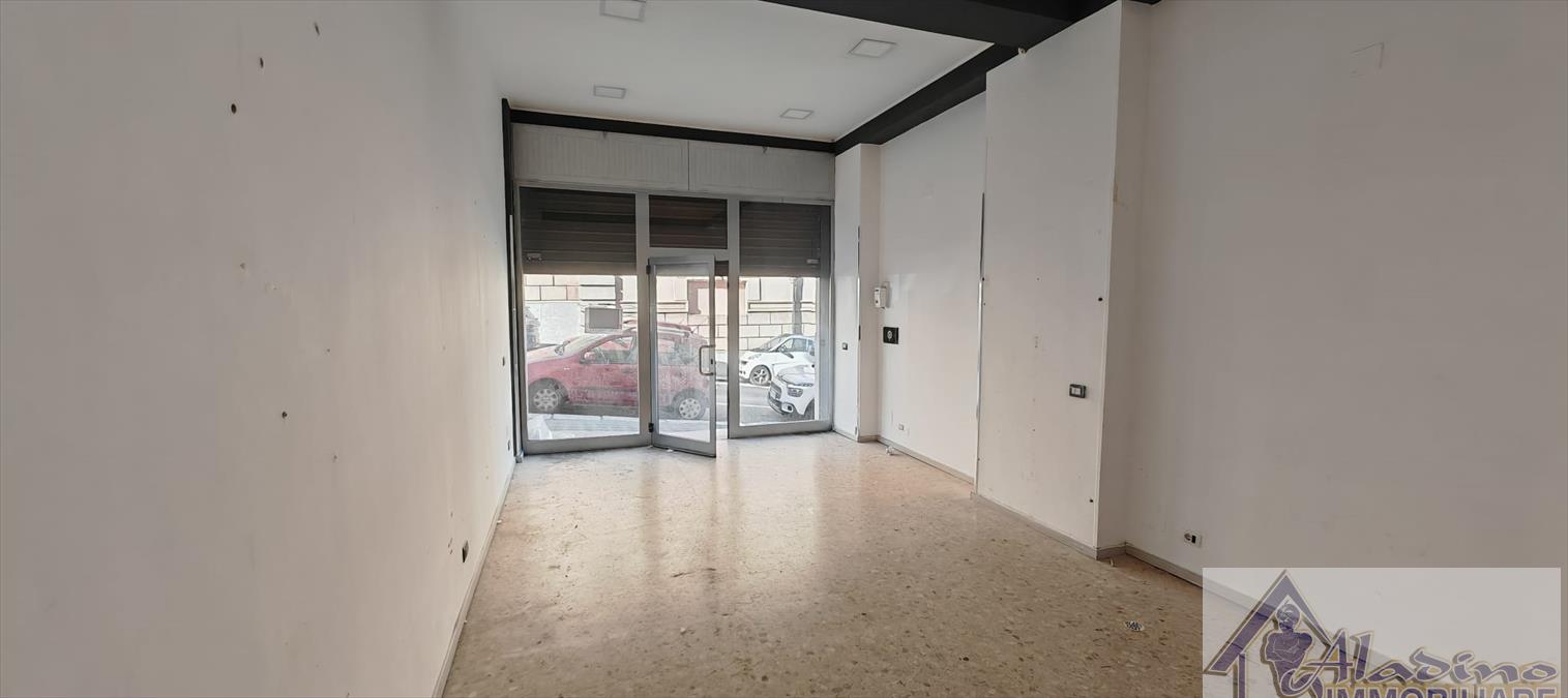 Locale commerciale in vendita in via osanna, Reggio Calabria