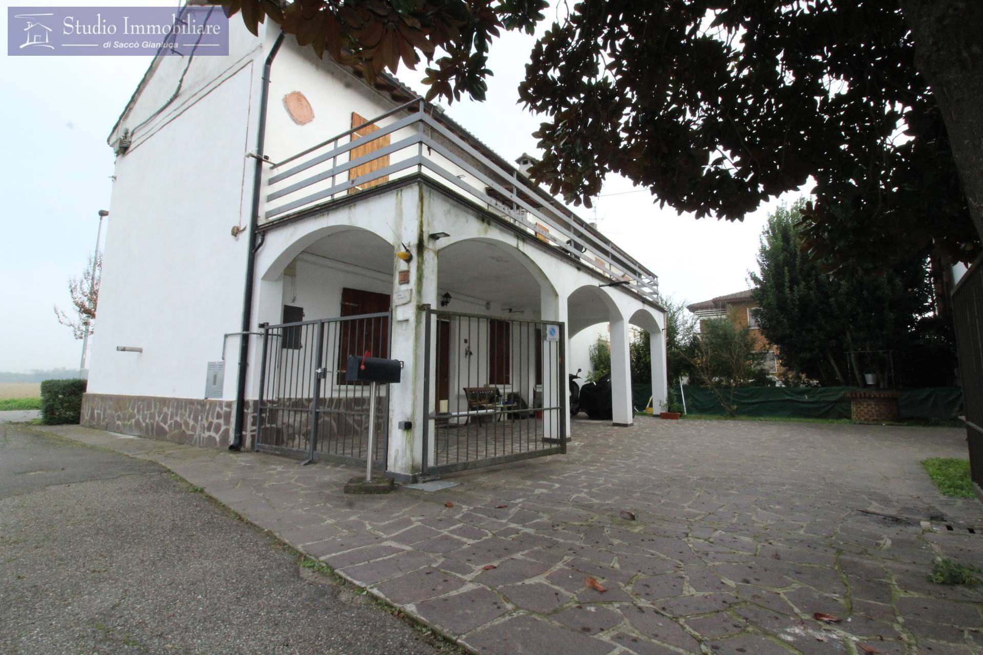 Casa indipendente con terrazzo a Castelletto di Branduzzo