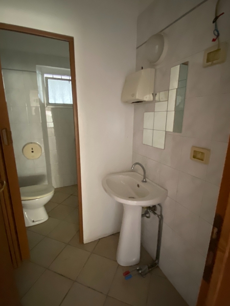 Locale commerciale in vendita a Massa e Cozzile