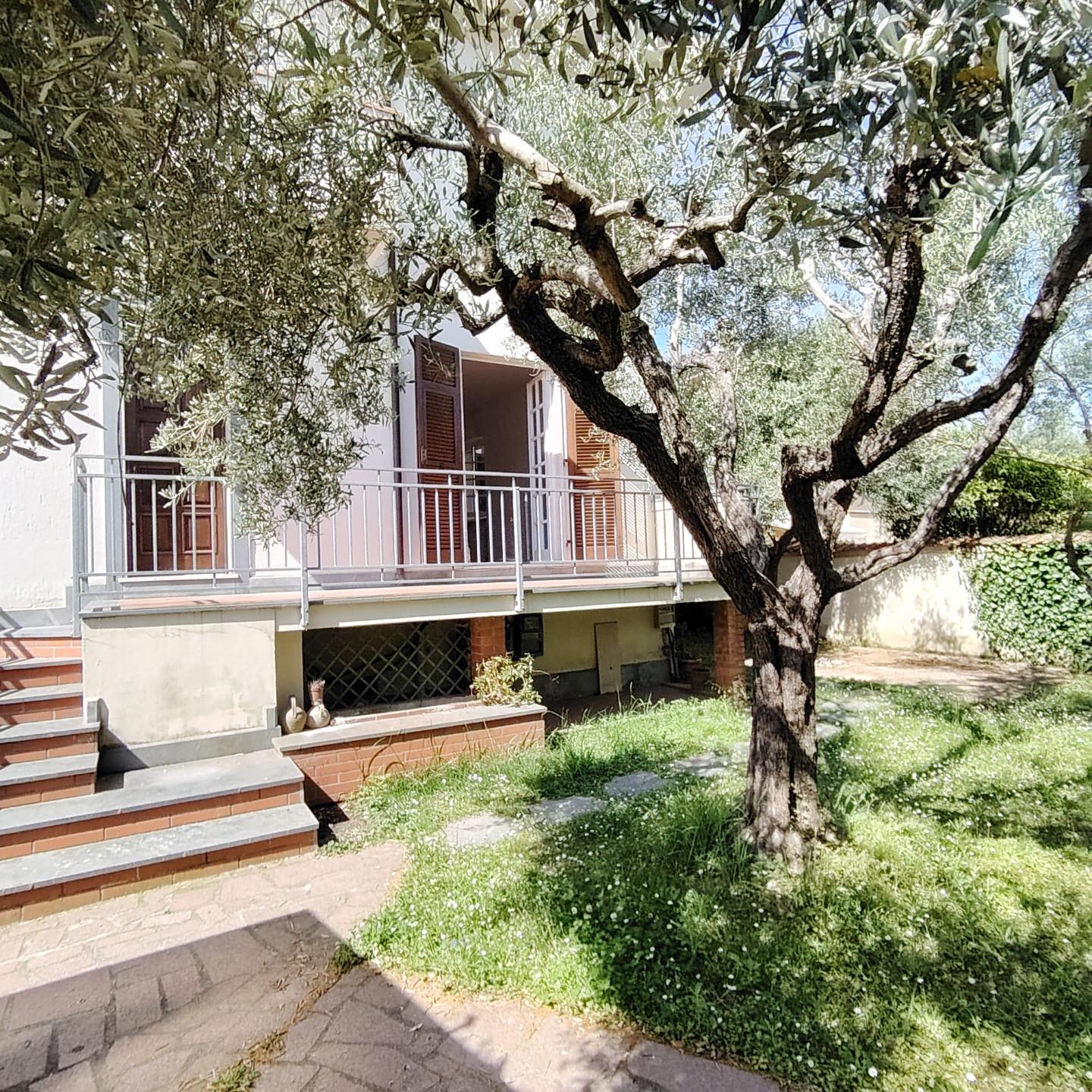 Villa Trifamiliari con giardino, Carrara marina di