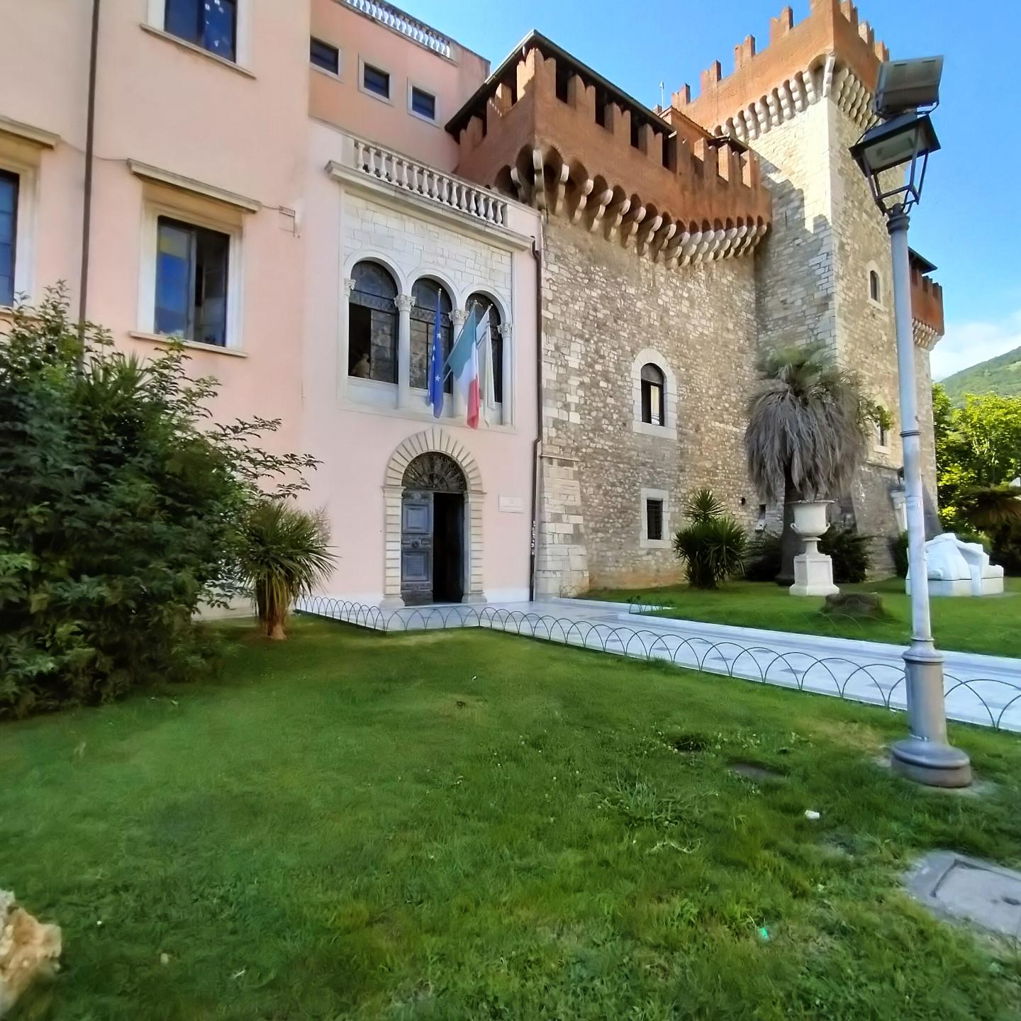 Negozio in affitto a Carrara