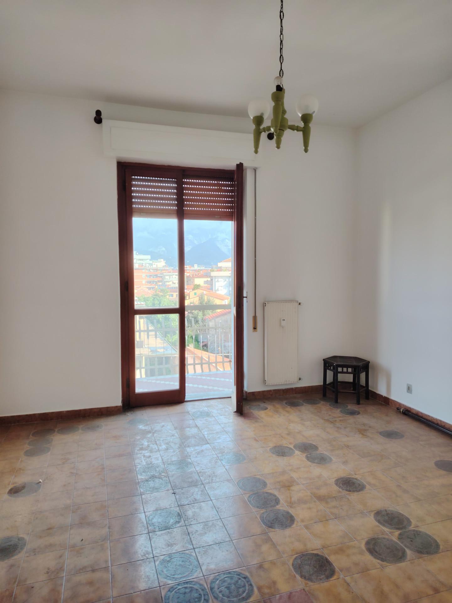 Appartamento da ristrutturare, Carrara marina di