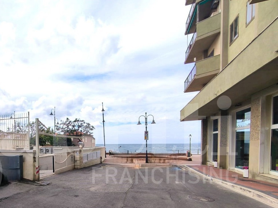 Box/Garage 20mq in vendita a Follonica