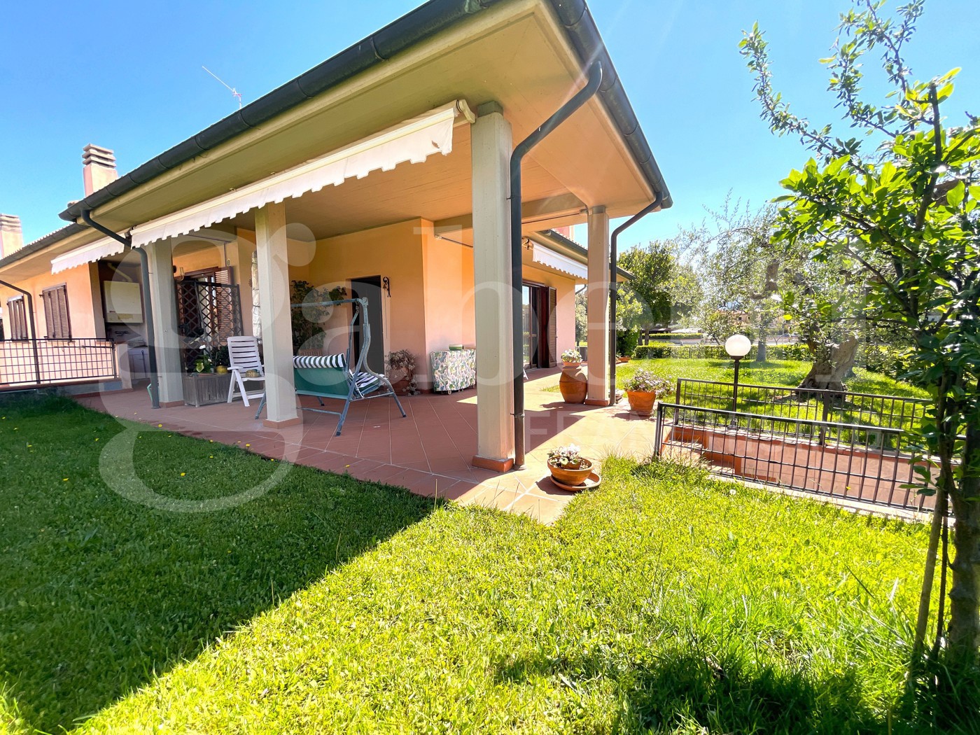 Villa Bifamiliare con giardino a Follonica