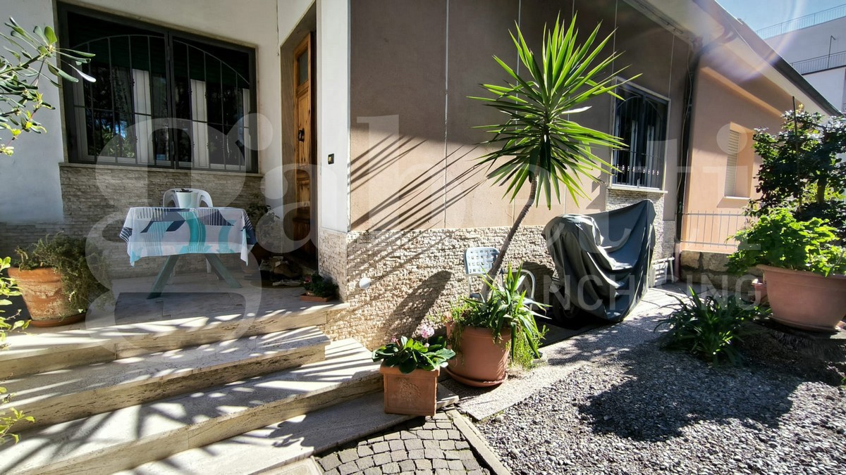 Villa con giardino a Follonica