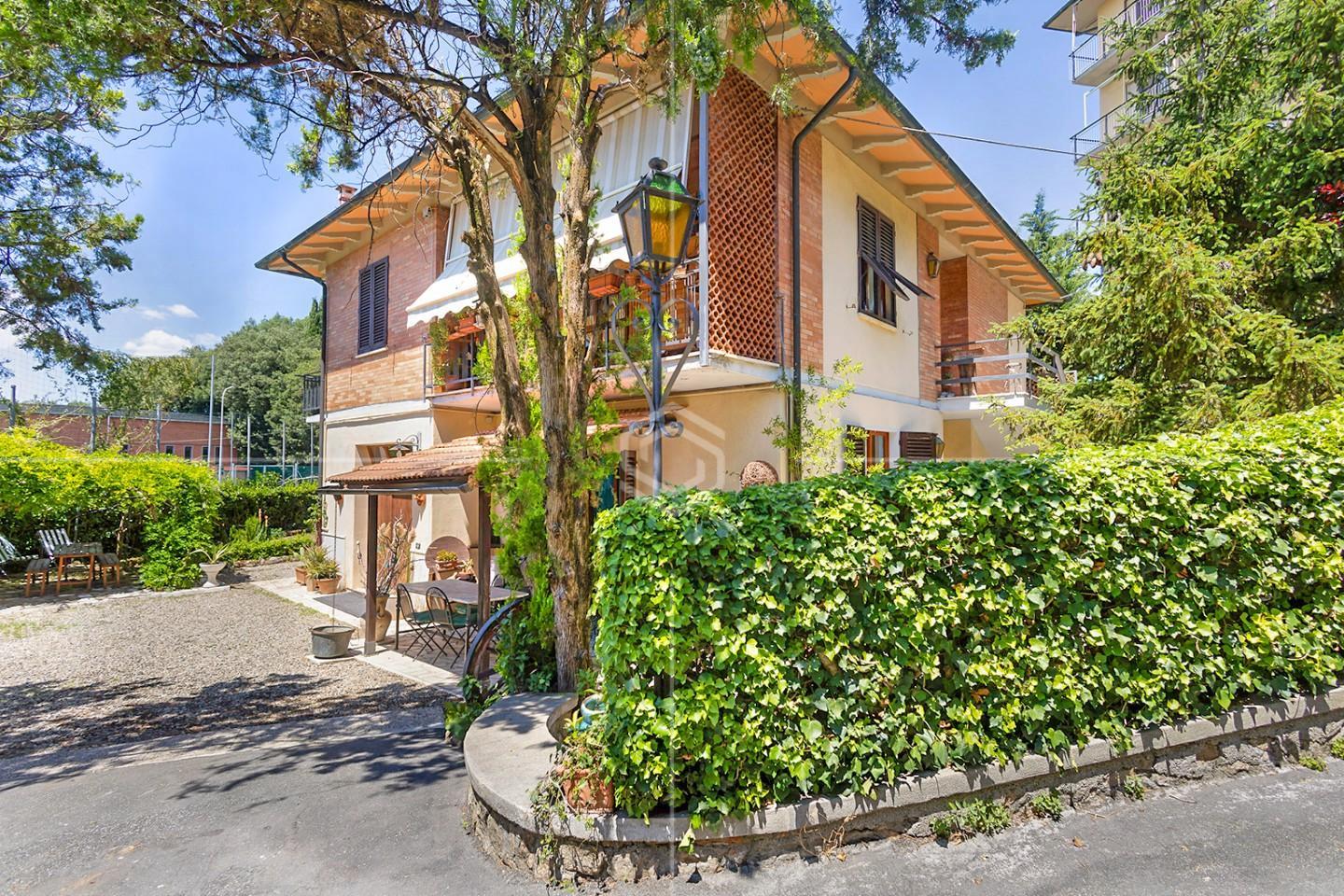 Villa Trifamiliari con giardino a Volterra